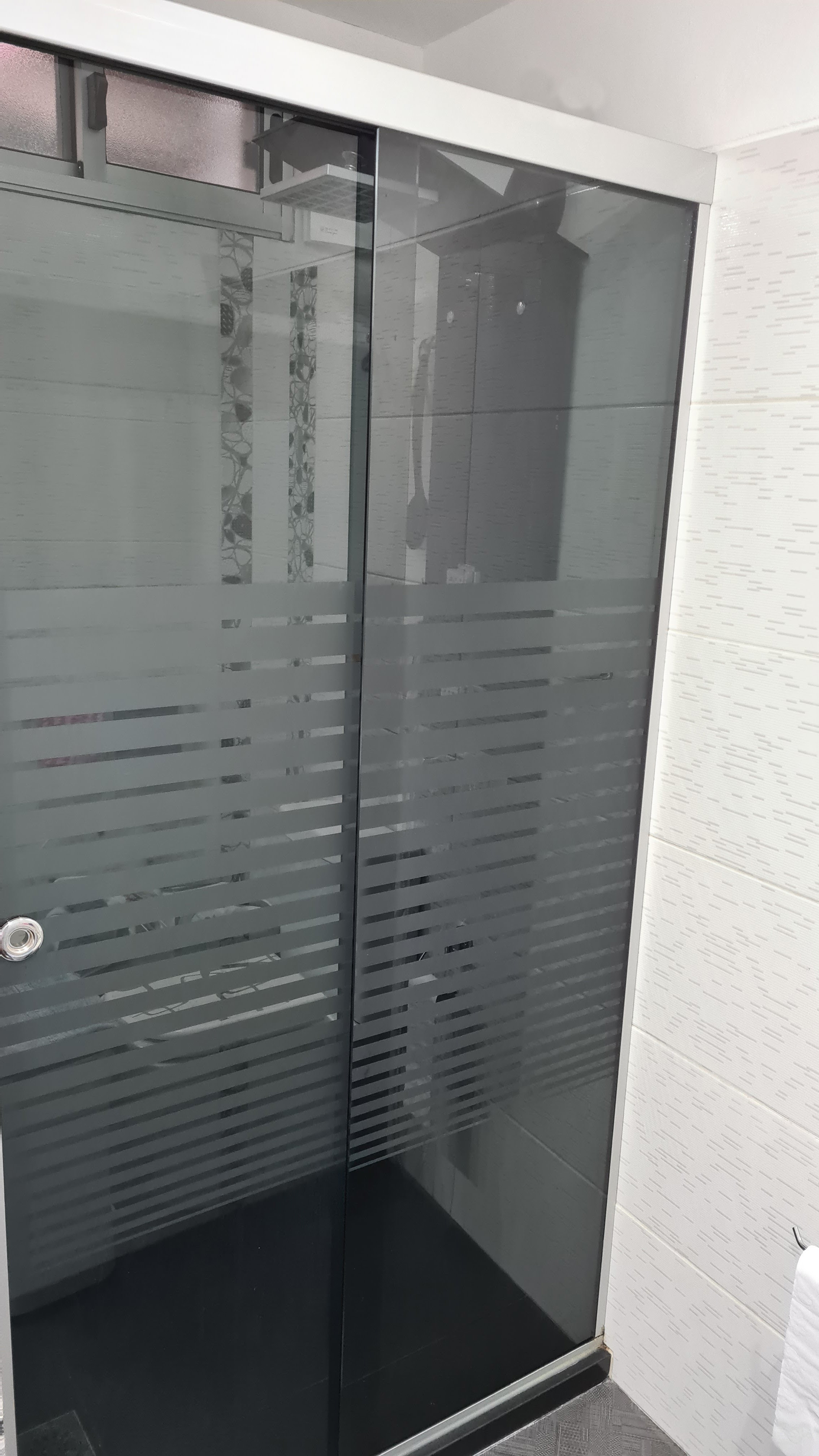 Sistema Mamparas de baño aplicado en arquitectura contemporánea
